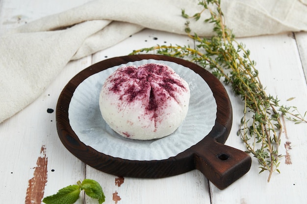 Zarte Käsebällchen aus Kuhmilch mit Füllung aus süßer Zitrone