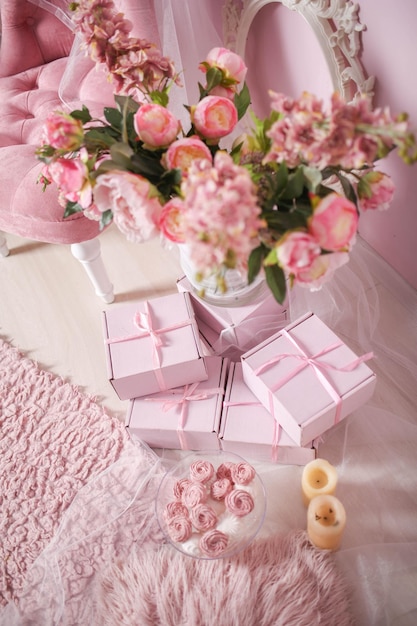 Foto zarte rosa dekorationen teppich geschenkboxen und stuhl