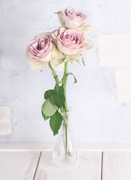 Zarte rosa Rosen im Vintage-Shabby-Chic
