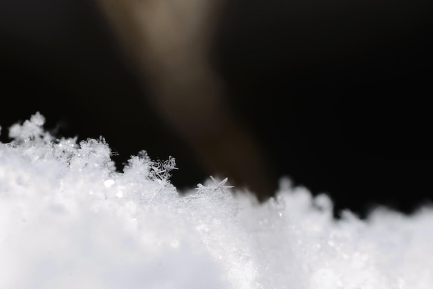 Zarte Schneekristalle im Winter