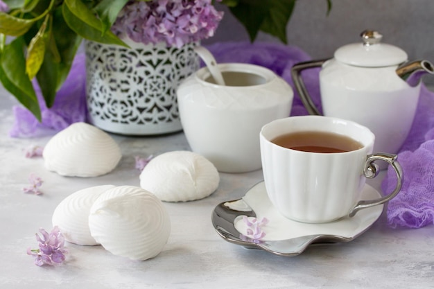 Zarte Vanille-Marshmallow auf einem weißen zarten Teller Stilleben mit Marshmallows eine Tasse Tee