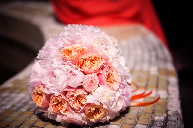 Zarter Blumenstrauß mit Rosen in Pastellfarben