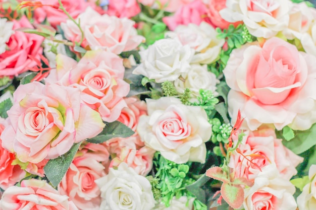 Zarter Hintergrund aus weißen und rosa Rosen