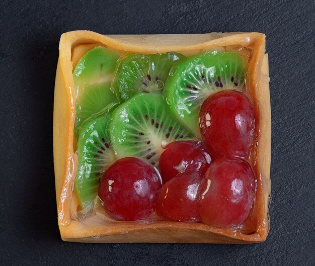 Zarter Kuchen mit Sahne und Früchten