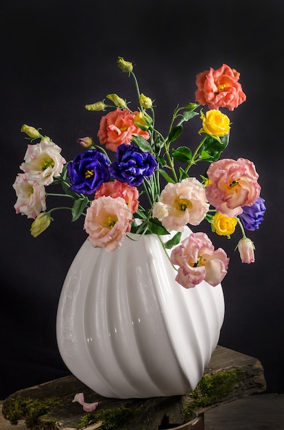 Zartes Bouquet von Eustoma-Blumen in einer Vase