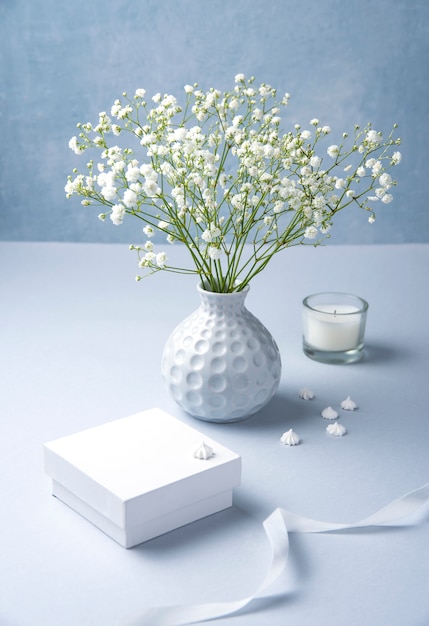 Zartes Bouquet von weißem Gypsophila in einer grauen Vase