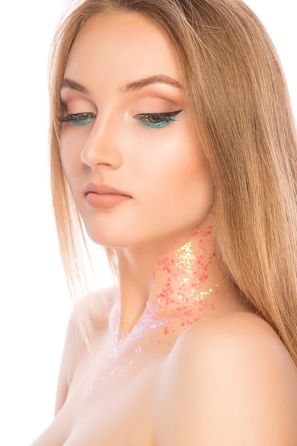 Zartes junges Model mit perfektem Make-up und Glitzer am Hals. Nahaufnahme