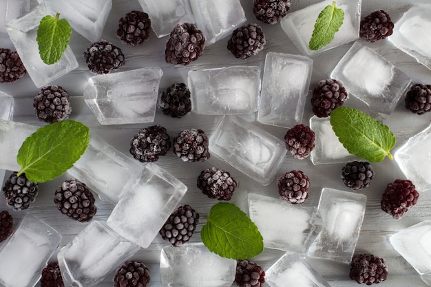 Zarzamora congelada y cubitos de hielo con hojas de menta