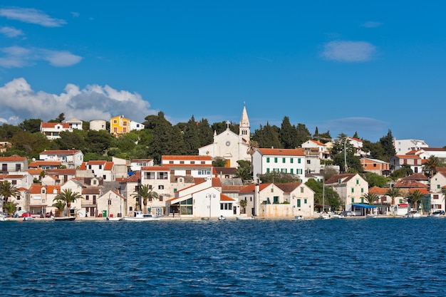 Zaton es una pequeña ciudad histórica en la costa del Adriático en Croacia