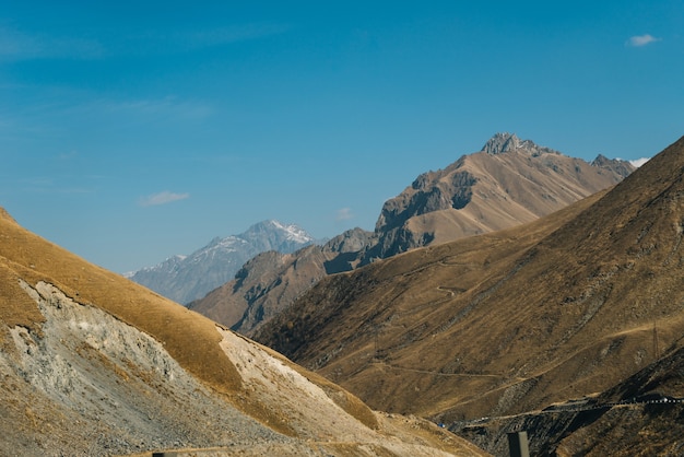 Zauberhaft bezaubernde Natur und Landschaft, majestätische Berge unter blauem Himmel