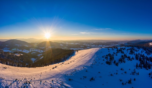 Zauberhaftes Winterpanorama mit traumhaft verschneiten Pisten