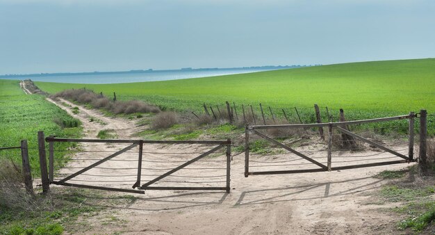 Foto zaun auf dem feld gegen den himmel