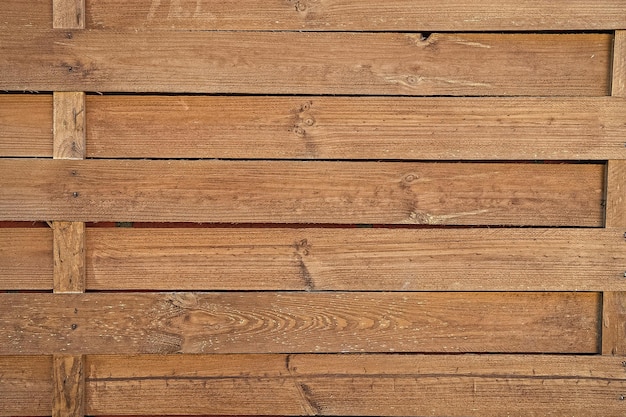 Zaun aus Holz im Freien auf braunem Holzhintergrund