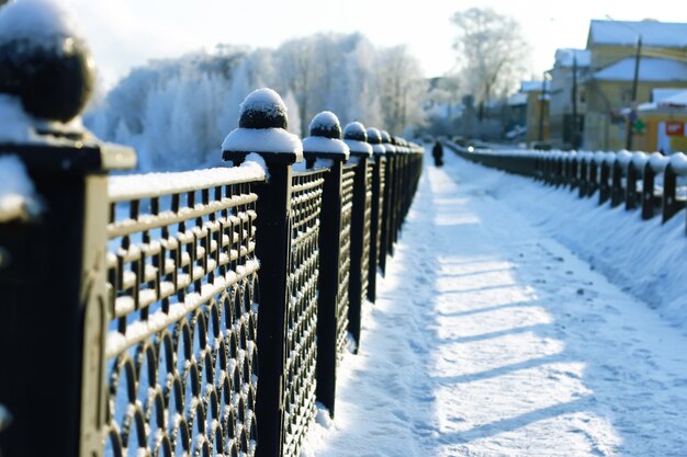 zaun bedeckter schnee winterpark