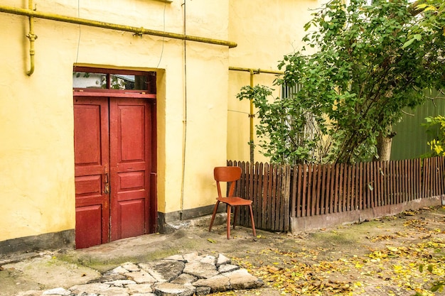 Zaun des Vorgartens im Innenhof des alten Stadthofs in der Nähe des HausesxA