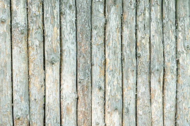 Zaun von den grauen alten unverarbeiteten Klotz