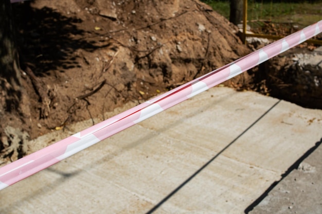 Zaunbürokratie auf der Baustelle