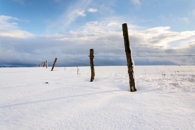 Zaunpfähle im verschneiten Winterland sonnigen Tag Wettervorhersage Konzept