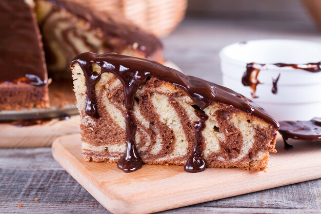 Zebrakuchen mit Schokoladenglasur auf einem Schneidebrett