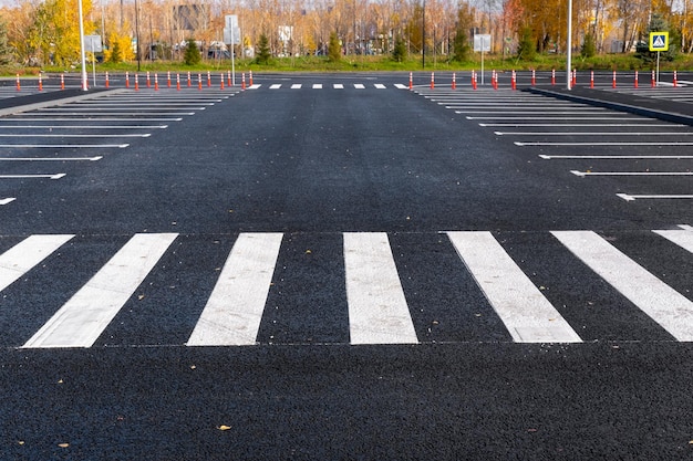 Zebrastreifen Oberfläche Hintergrund Draufsicht Fußgängerüberweg weiße Streifen auf schwarzem Asphalt Verkehrsregeln