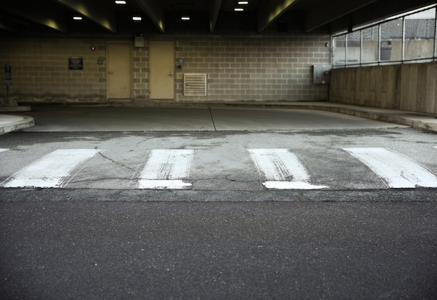 Zebrastreifen symbolisieren Fußgängersicherheit und Vorfahrt an Kreuzungen. Sie erinnern Autofahrer daran, aufzustehen