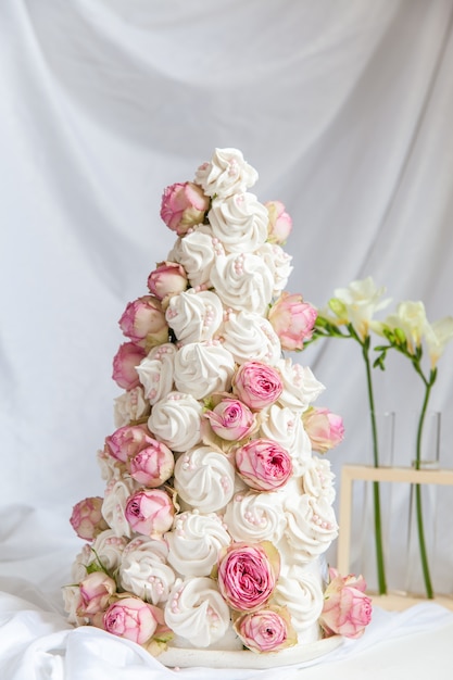 Zefir Croquembouche mit Rosenblüten