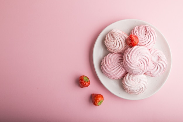 Zéfiro caseiro de morango rosa ou marshmallow em fundo rosa pastel. vista superior, copie o espaço.