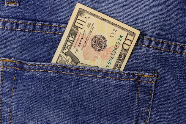 Zehn-Dollar-Banknote in der Tasche einer Blue Jeans