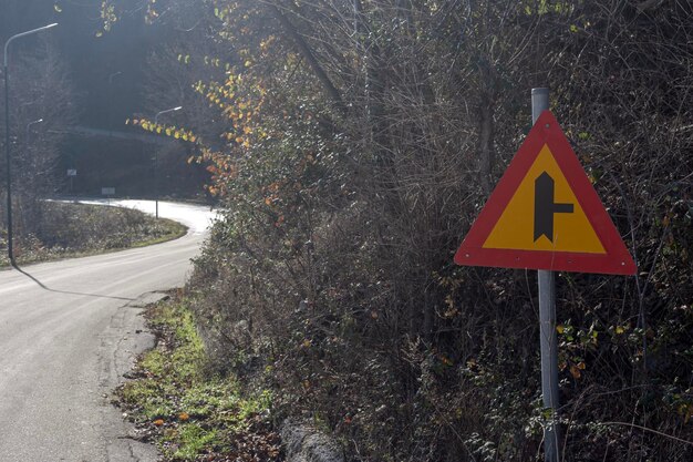 Zeichen an einer angrenzenden Nebenstraße an einem Herbsttag auf einer Bergstraße