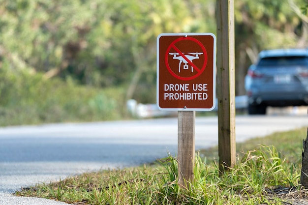 Foto zeichen, das die verwendung von quadrocoptern im nationalpark verbietet, kein drohnenbereich warnhinweis für die verwendung von uav