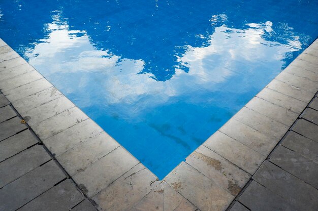 Foto zeichen der liebe im pool