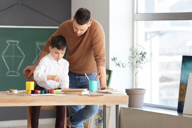 Zeichenlehrer, der optionale Klassen in der Schule gibt