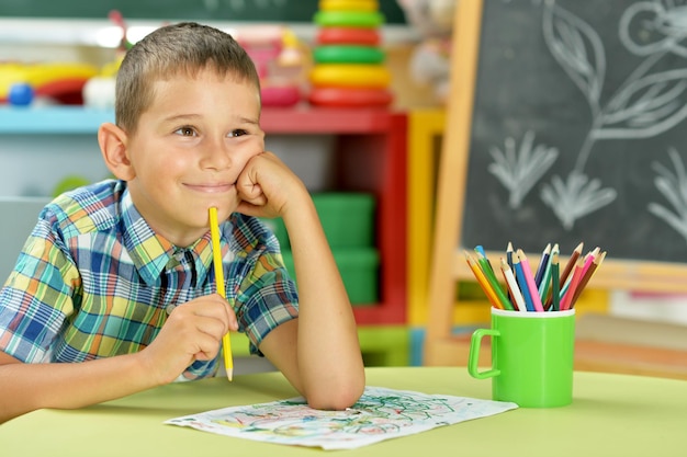 Zeichnung des kleinen Jungen mit Bleistift