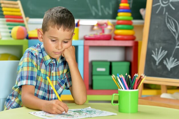 Zeichnung des kleinen Jungen mit Bleistift