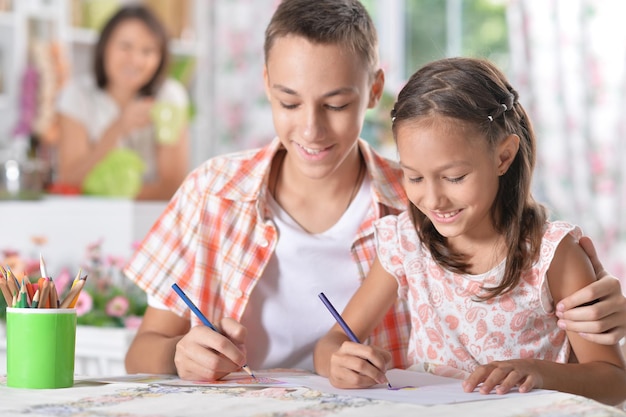 Zeichnung des kleinen Mädchens und des Jungen mit Bleistiften