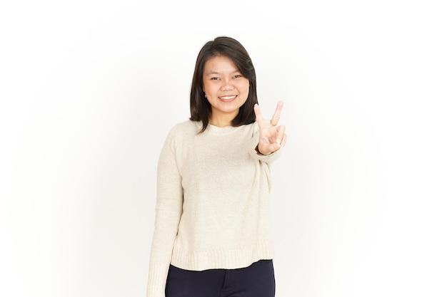 Zeigen des Friedens- oder Siegeszeichens der schönen asiatischen Frau lokalisiert auf weißem Hintergrund