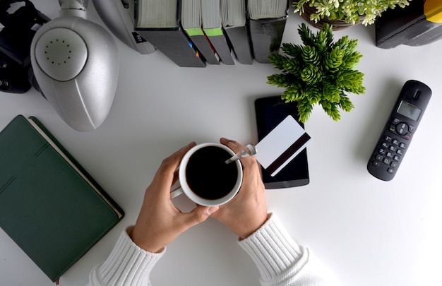 Zeigen Sie den Overhead der Person an, die über Ihr Smartphone über das Internet kauft