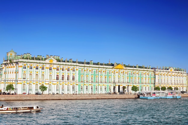 Zeigen Sie den Winterpalast in Sankt Petersburg vom Fluss Newa an. Russland