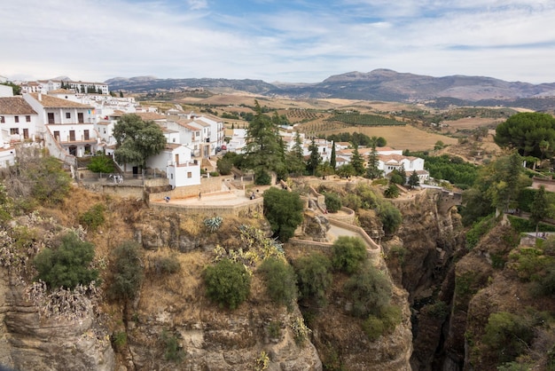 Zeigen Sie die steile Felswand hinunter zum Tal in Ronda an