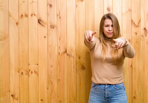 Zeigen Sie mit beiden Fingern und wütendem Gesichtsausdruck und fordern Sie Sie auf, Ihre Pflicht zu erfüllen