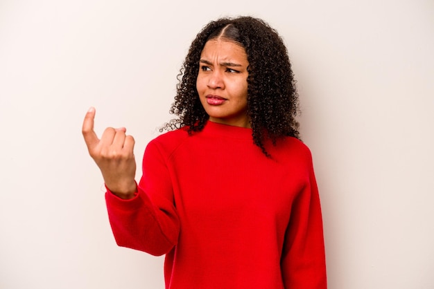 Foto zeigen sie mit dem finger auf sie, als würden sie einladen, näher zu kommen