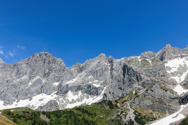 Zeigen Sie Nahaufnahme Alpenberge im Nationalpark Dachstein, Österreich, Europa an. Blauer Himmel und grüner Wald am Sommertag