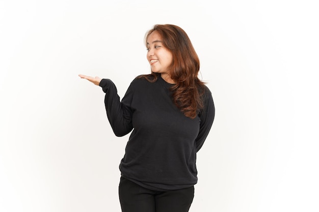 Zeigen und Präsentieren des empfohlenen Produkts auf der offenen Handfläche einer schönen asiatischen Frau mit schwarzem Hemd