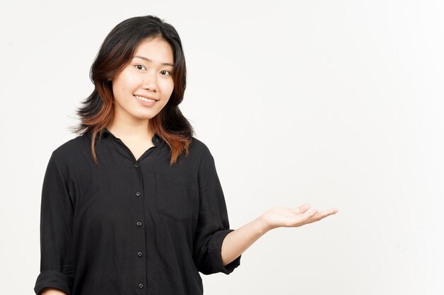 Zeigen und Präsentieren von Produkten auf der offenen Handfläche der schönen asiatischen Frau, Isolated On White Background