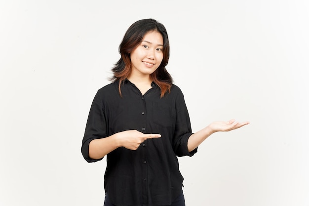 Zeigen und Präsentieren von Produkten auf der offenen Handfläche der schönen asiatischen Frau, Isolated On White Background