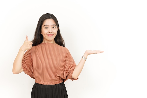 Zeigen und Präsentieren von Produkten auf offener Handfläche der schönen asiatischen Frau, Isolated On White Background