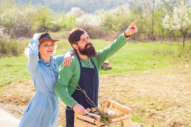 Zeigen und zeigen Konzept. Pflanzen und Gartenarbeit als Frühlingshobby. Gartenarbeit Landwirtschaft und Menschen.