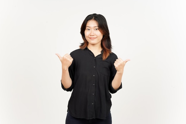 Zeigen und Zeigen von zwei Produkten mit den Daumen der schönen asiatischen Frau, Isolated On White Background