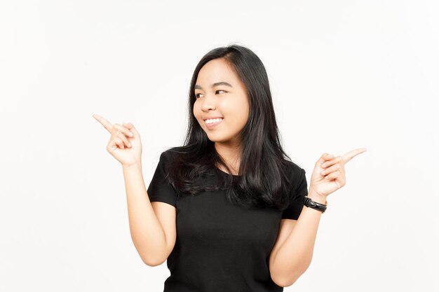 Zeigen zwei Produkt mit dem Zeigefinger der schönen asiatischen Frau, Isolated On White Background