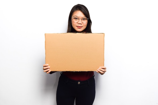 Zeigt ein leeres Schild Poster für die Inschrift und den Text von Junge schöne asiatische Frauen kleiden rotes Hemd